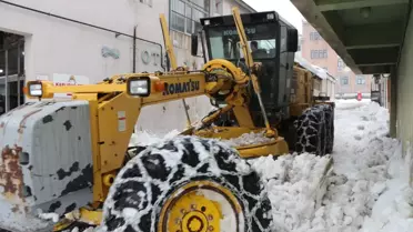 Karlıova’da karla kaplı köy yolu