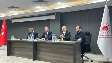 Mardin'de yapılan çevre ve şehircilik mevzuat toplantısı sırasında sunulan planlar