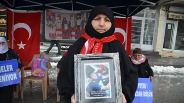 Evlat nöbeti sürecinde ailelerin fotoğrafı