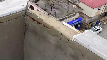 Yıldırım sonrası hasar görmüş apartman dış görünüşü