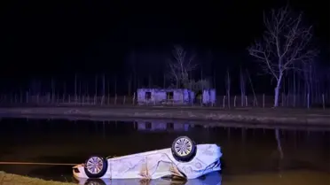 Kanal kenarında kalan araç ve enkaz