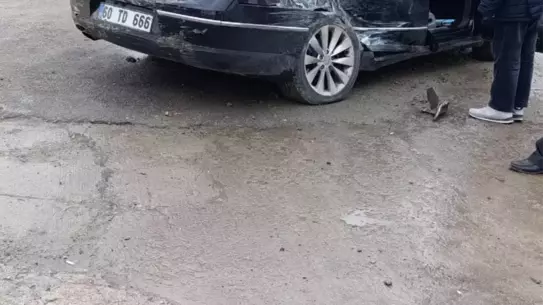 Kaza sonrası minibüs ve hasar görüntüsü