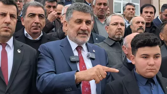 Mahkeme salonunda dava dosyaları