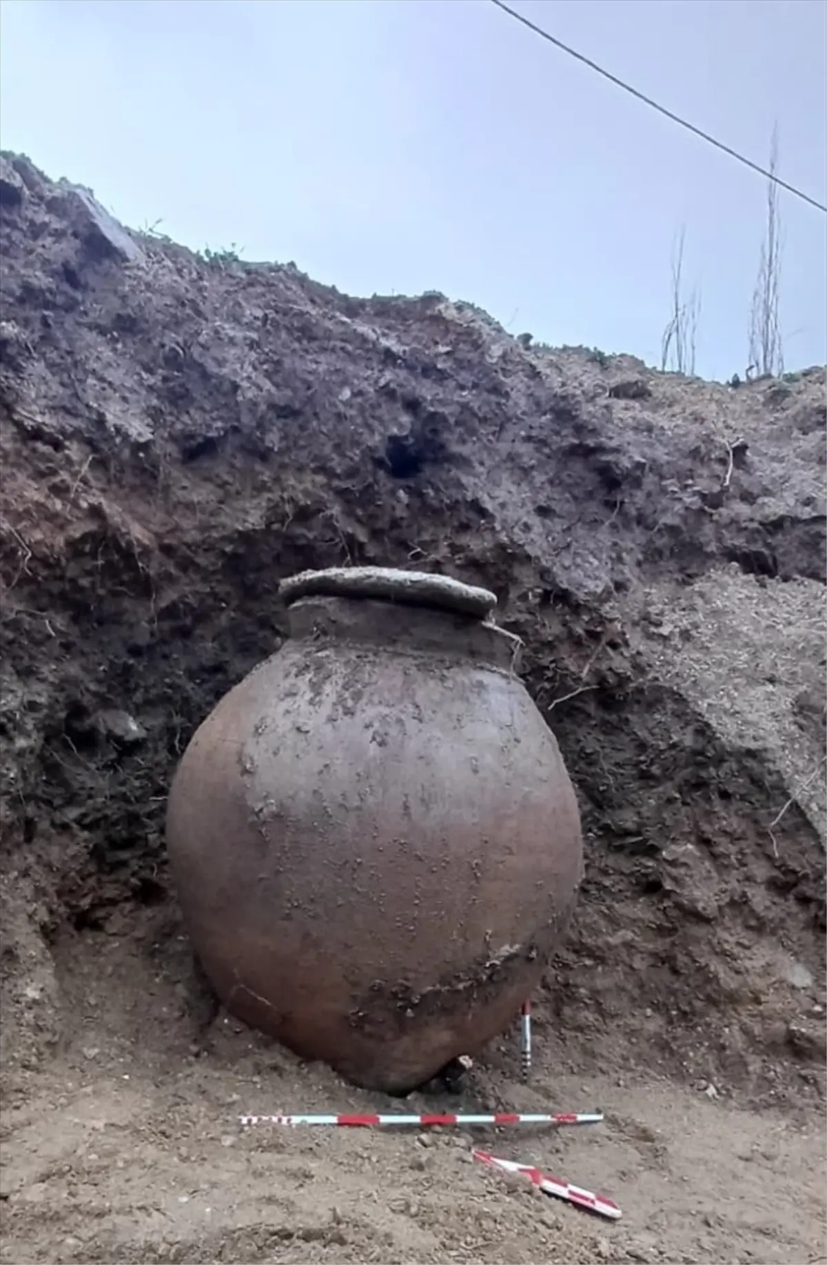 Buldan’da Yağmur Sonrası Ortaya Çıkan Orta Bizans Dönemi Küpü Arkeologları Heyecanlandırdı