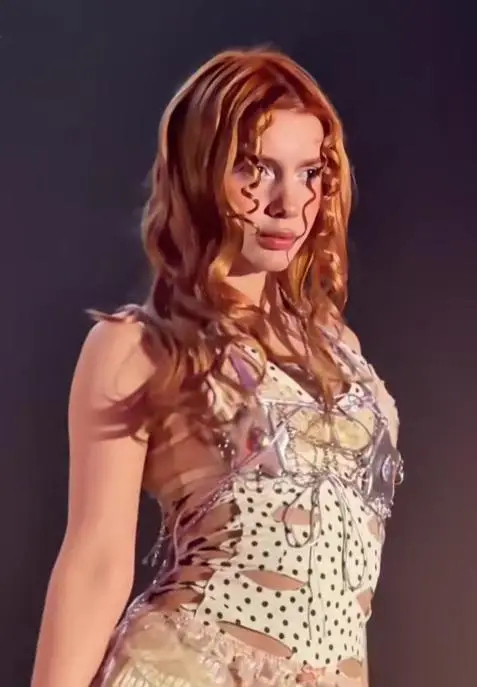 Klipte Aleyna Tilki'nin sahne performansı