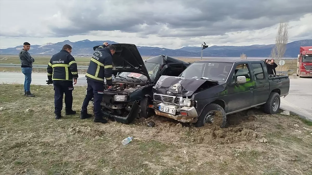 Burdur’da Kamyonet ve Otomobil Çarpıştı: 3 Yaralı Hastaneye Kaldırıldı