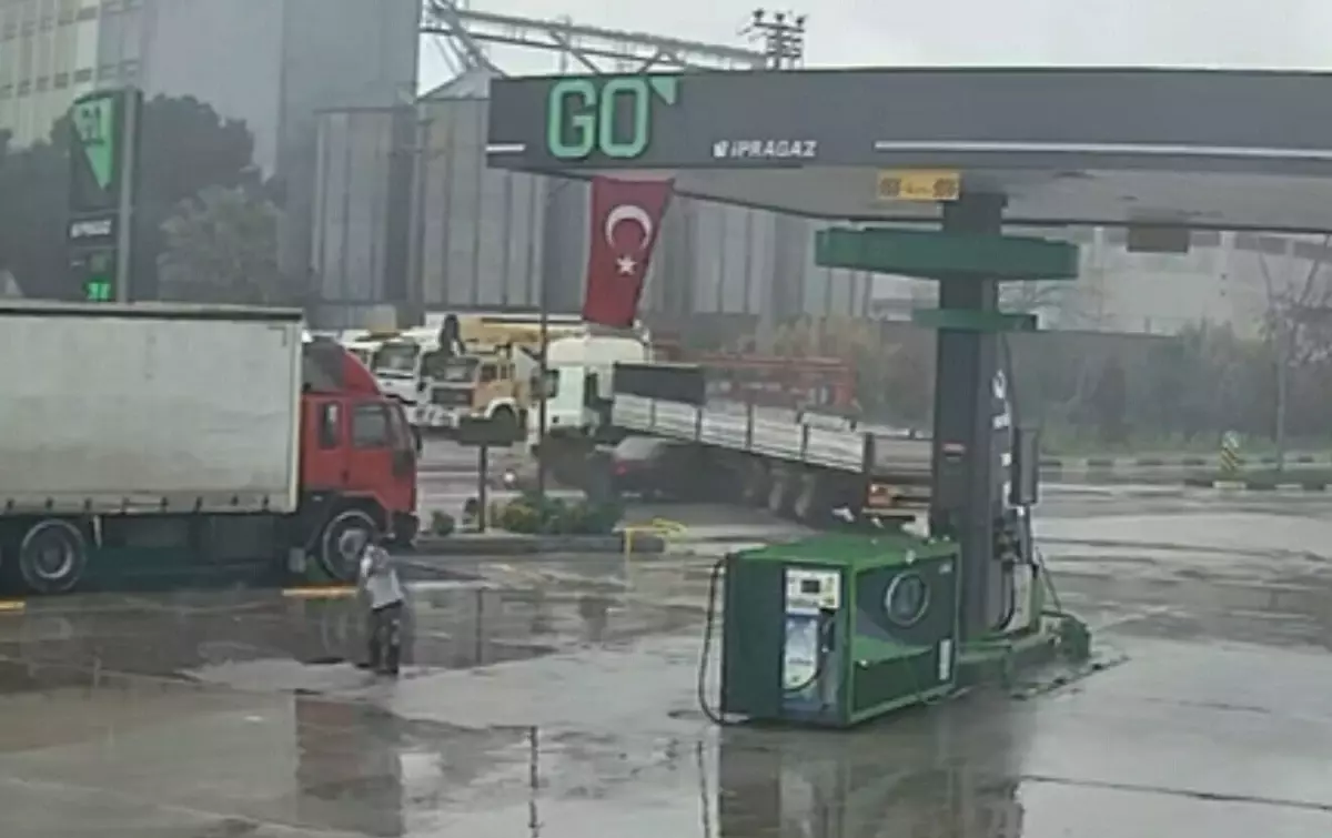 Manisa’nın Turgutlu İlçesinde Akaryakıt İstasyonu Önünde TIR’a Çarpan Otomobilde Yaralı