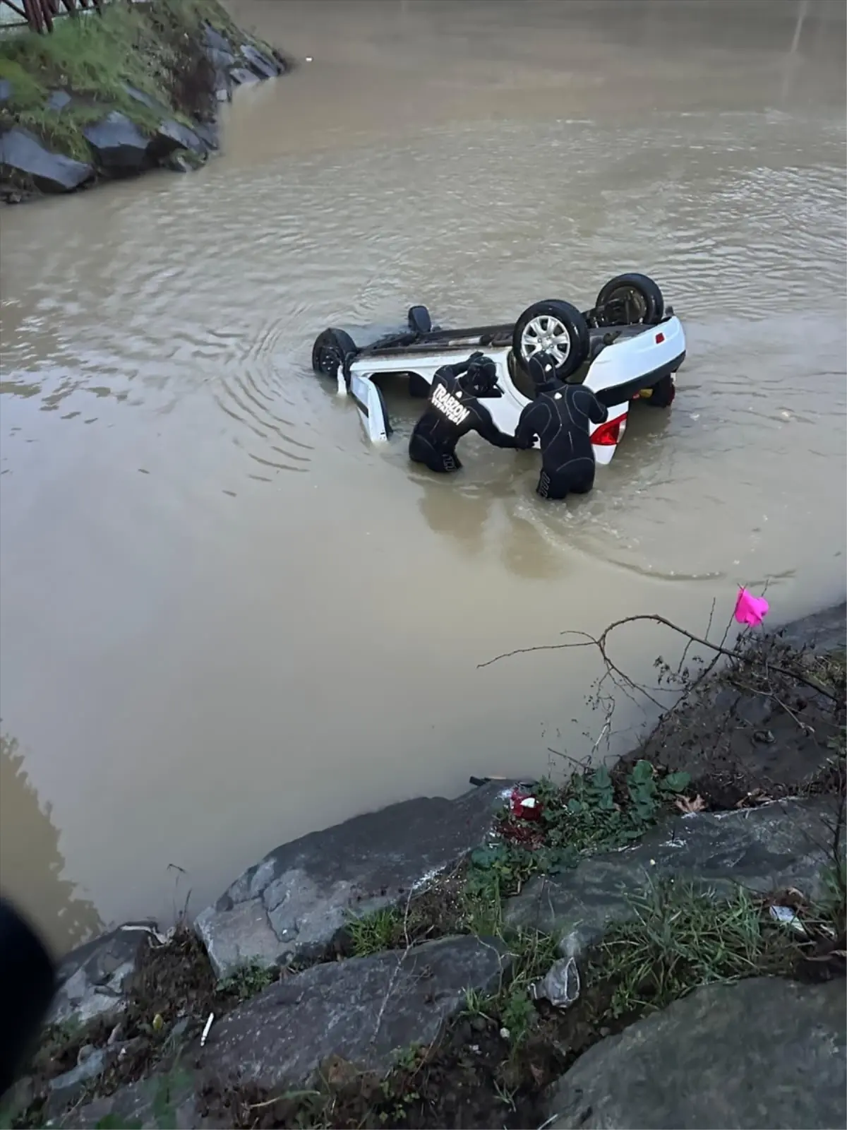 Akçaabat'ta Sürpriz Olay: Araç Gölde Sıkıştı, Sürücü Yaralı Çıktı