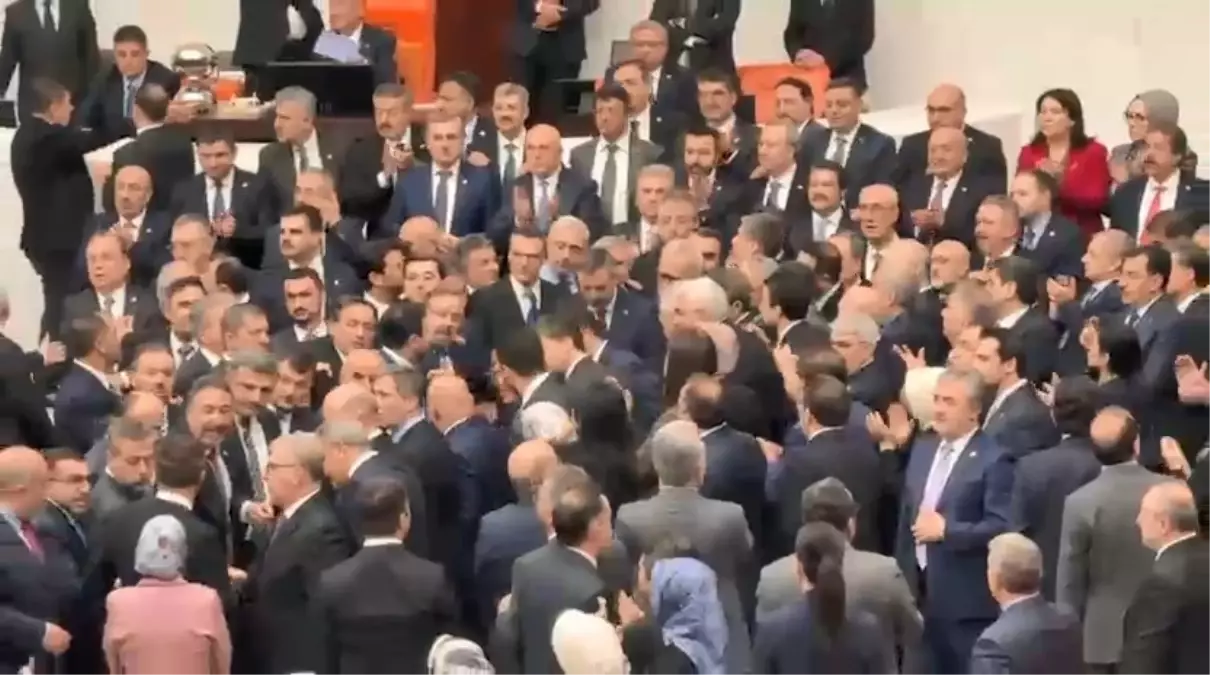 Yeni Bakanların Yemin Töreni Gerginlik Yarattı: Parti Temsilcileri Arasında Çatışma