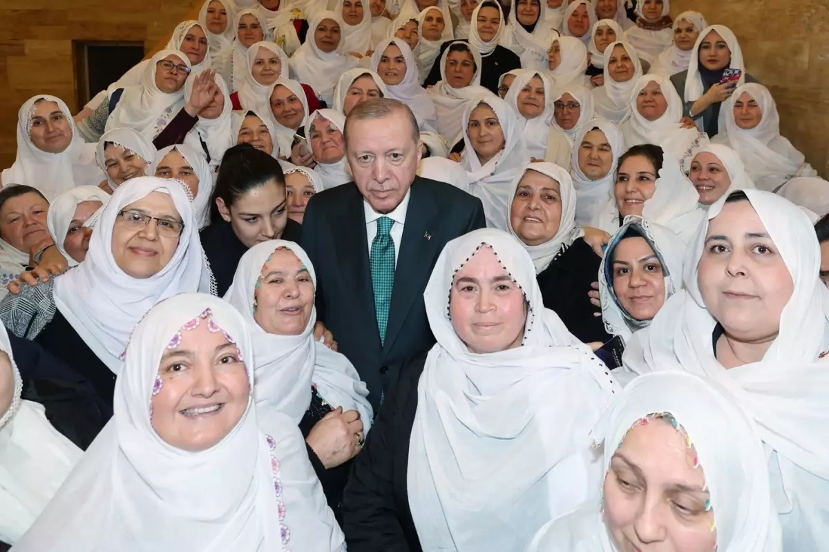 Erdoğan, Zeynep Güneş ve Kadın Katılımcılarla TBMM'de Hatıra Fotoğrafı Çekti