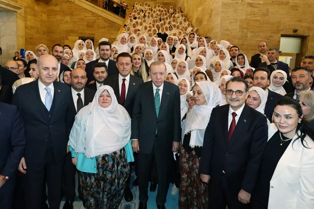 Erdoğan, Eskişehir Mihalgazi Belediye Başkanı Zeynep Güneş ve Kadınlarıyla Ortak Fotoğraf Çekti