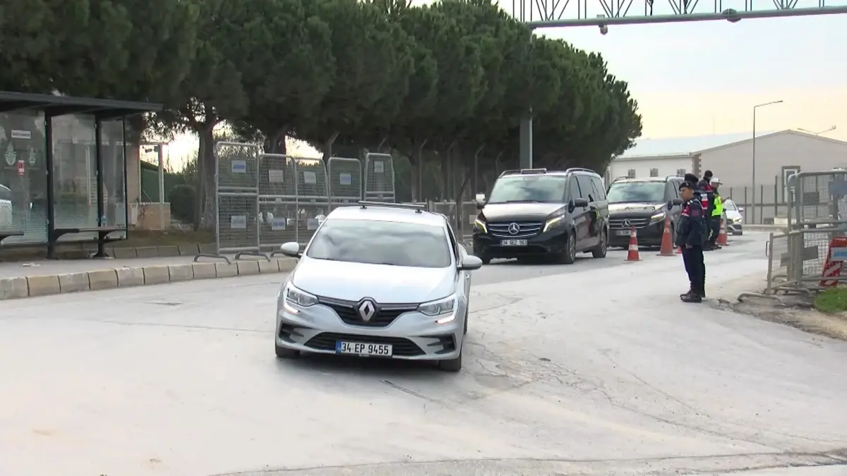 CHP Lideri Özgür Özel, İmamoğlu'nu Silivri Cezaevi'nde Karşıladı