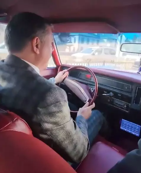 Alparslan Türkeş arabasıyla Mustafa Çiftçi