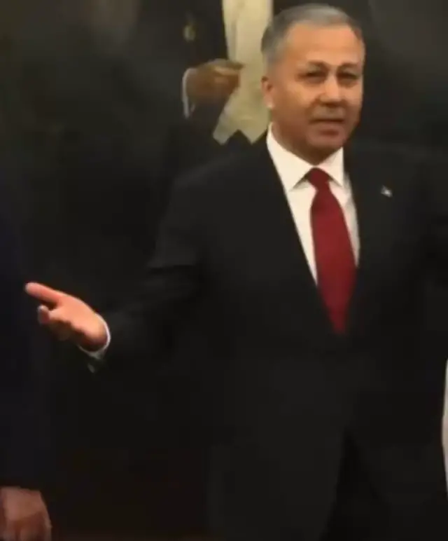 Tören alanında izleyiciler