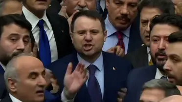 Yemin töreninde kürsüyü koruyan AK Parti milletvekilleri