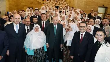 Erdoğan, Eskişehir Mihalgazi Belediye Başkanı Zeynep Güneş ve Kadınlarıyla Ortak Fotoğraf Çekti
