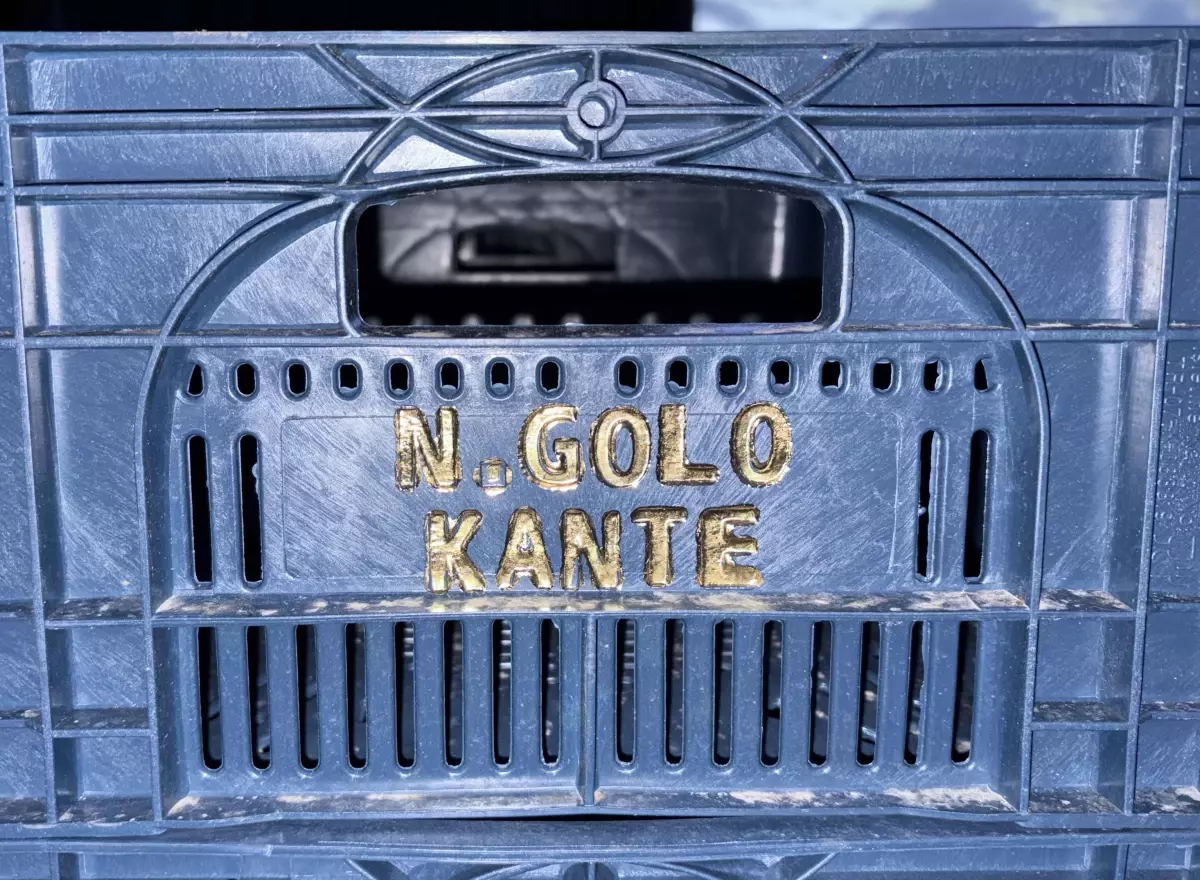 Fenerbahçeli Taraftar Doğan Çetin, Kante'yi Domates Kutularıyla Selamladı