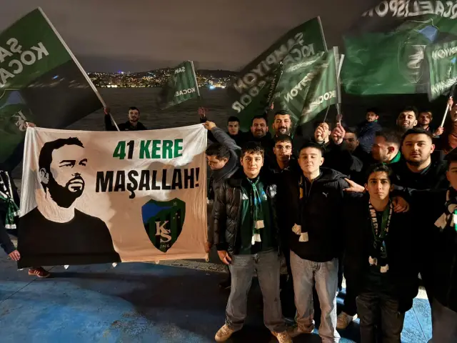 Yeşil‑siyah doğum günü pastası