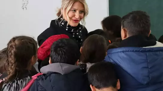 Köy okulunda spor ekipmanlarıyla öğrenciler