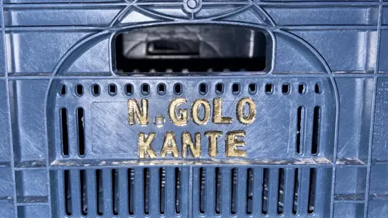 Fenerbahçeli Taraftar Doğan Çetin, Kante'yi Domates Kutularıyla Selamladı