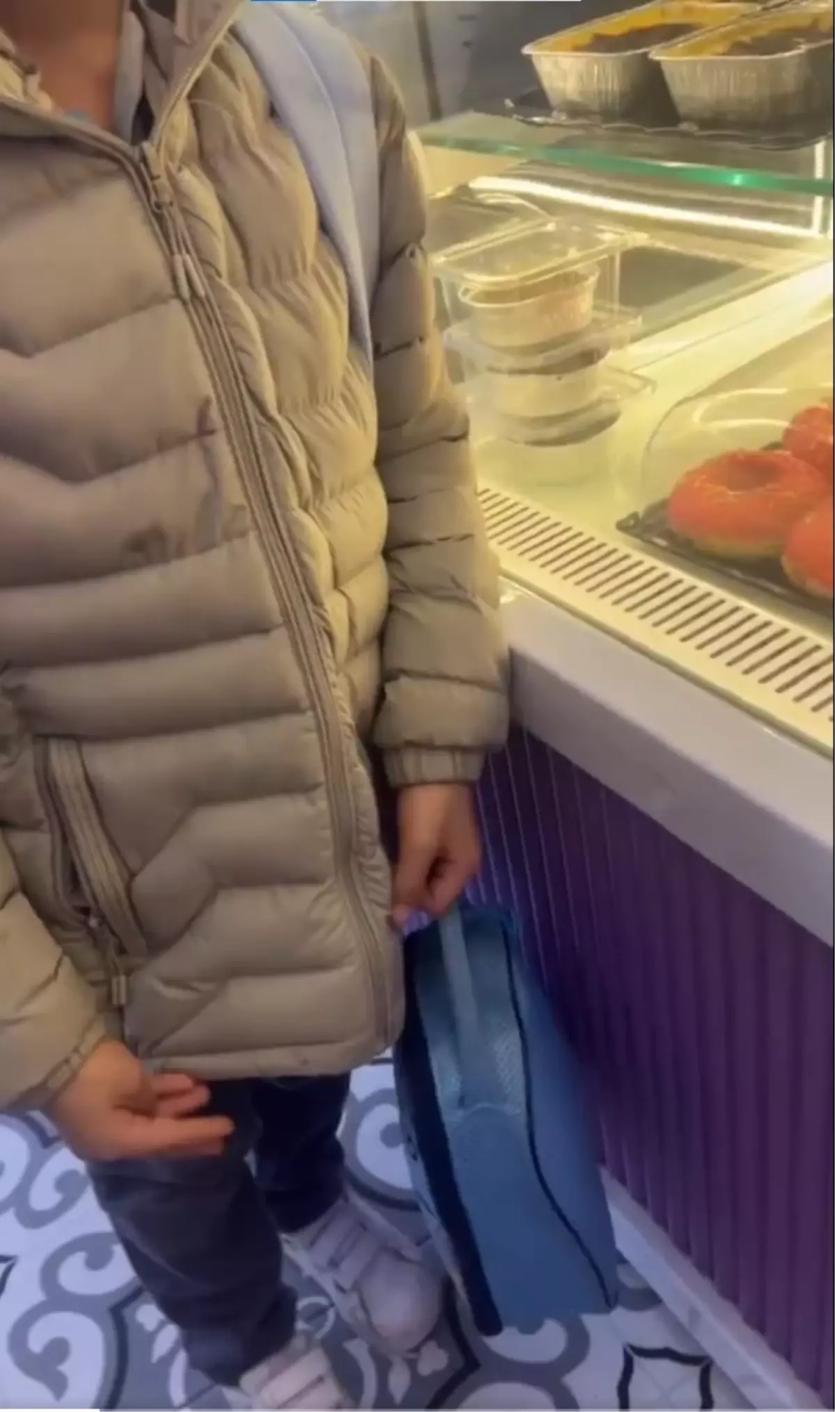 İstanbul’da bir işletmenin minik çocuğa pasta hediye etmesi