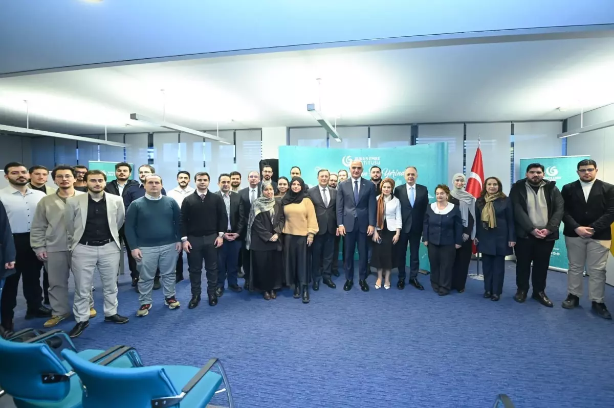 Kültür Bakanı Ersoy, Berlin'deki Yunus Emre Enstitüsü'nde Türkçe Öğrencileriyle Buluştu