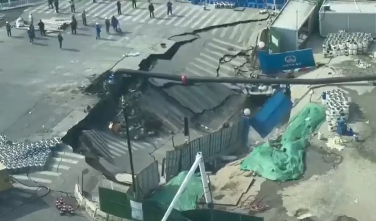 Şanghay'da Metro İnşaatı Sırasında Yol Çökmesi: Can Kaybı Yok