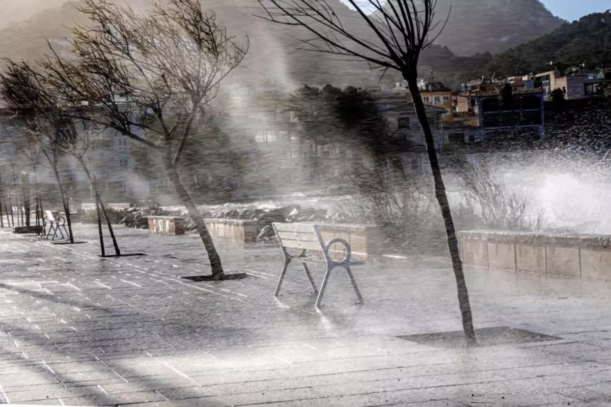 Nils Fırtınası İspanya ve Portekiz'i Vurdu: 5 Yaralı, 100+ Uçuş İptali ve A1 Otoyolu'nda Göçme