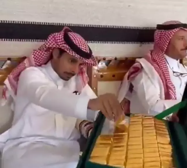 Altın külçelerle dolu hediye kutusu