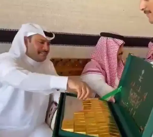 Damadın ailesi hediyeyi incelerken