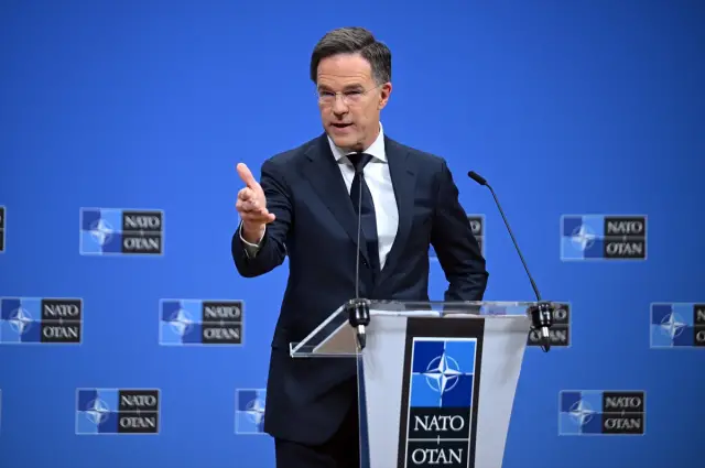 NATO bayrağı ve Rutte