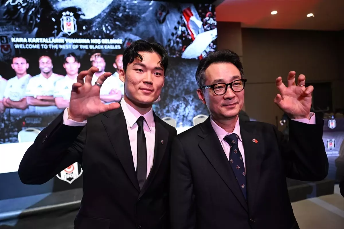 Kore Başkonsolosu Beşiktaş'ın Yeni Transferi Hyeon-gyu Oh'a Moral Verdi