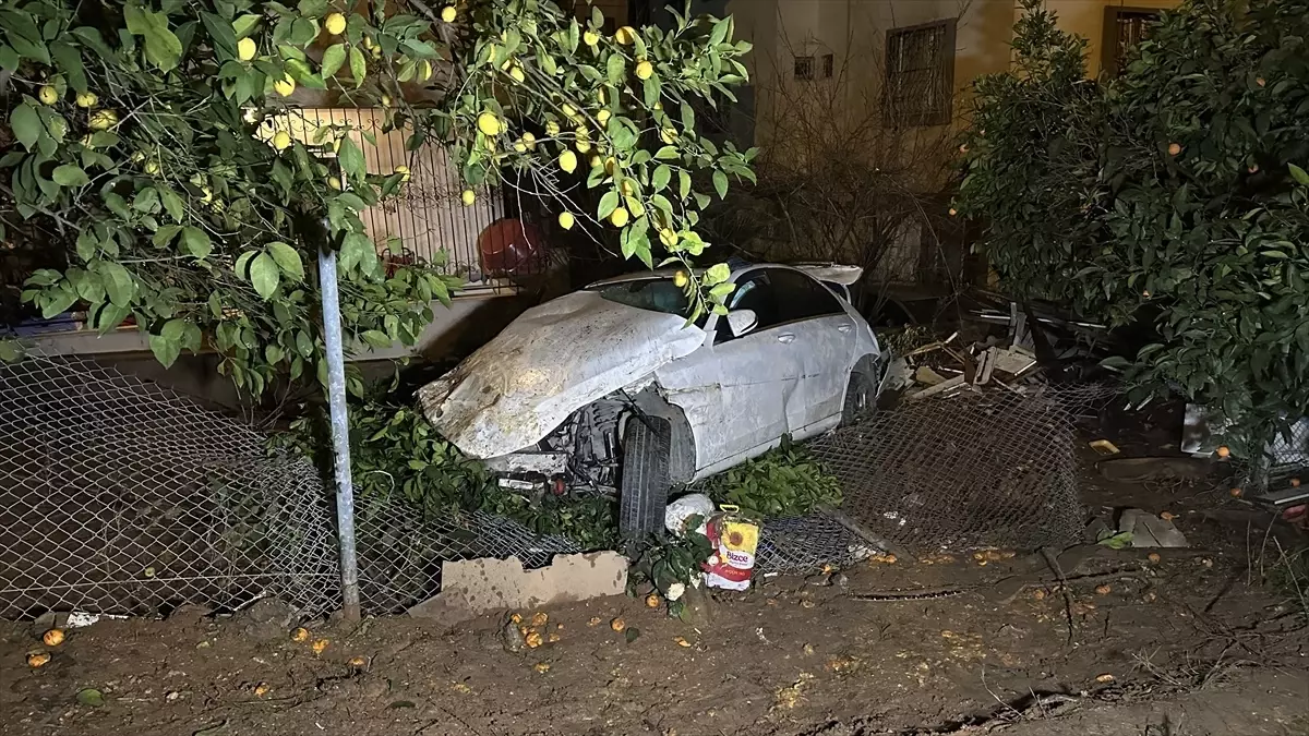 Adana’da Şarampole Çarpan Araçta Genç Sürücü Hayatını Kaybetti