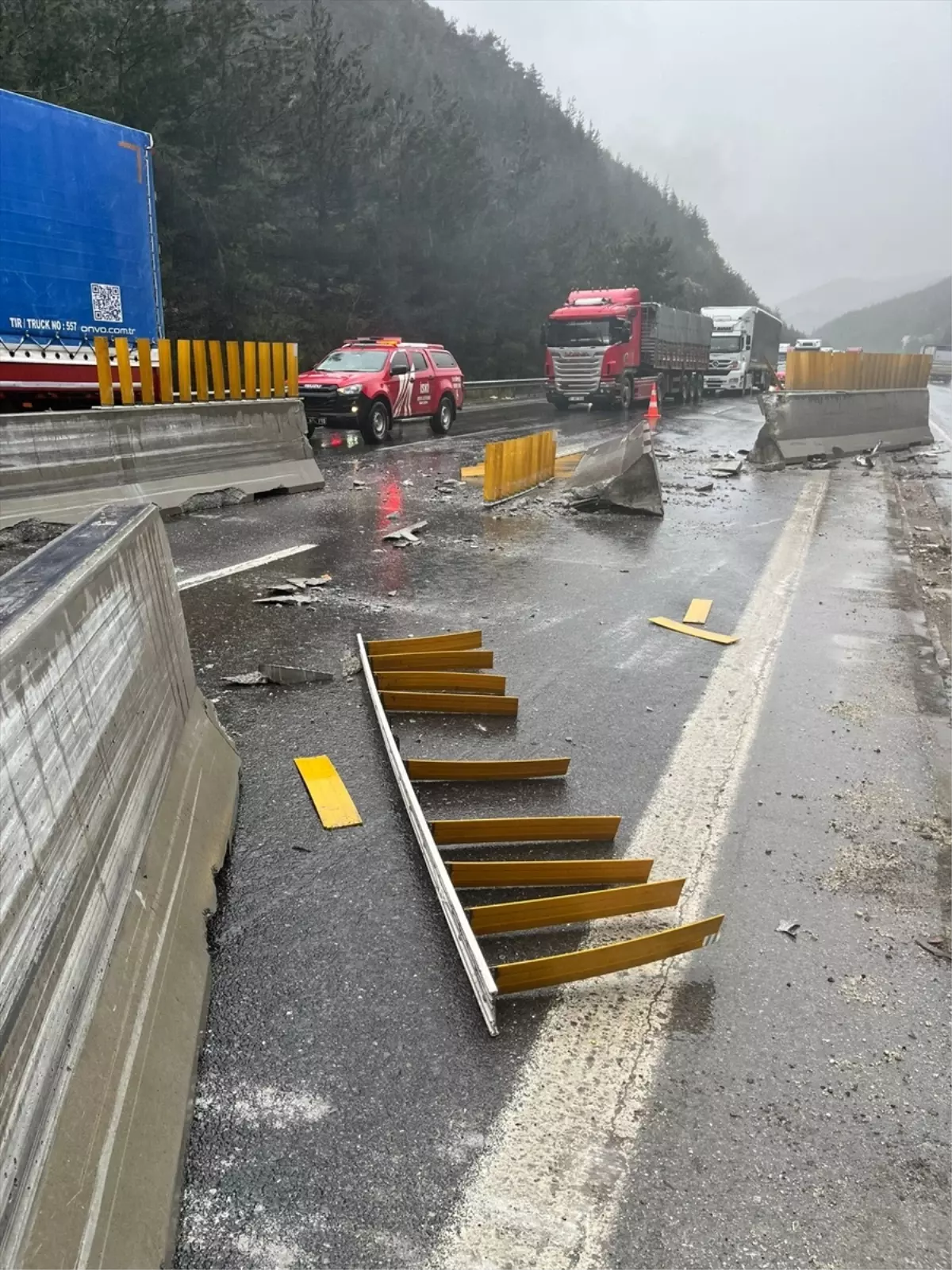 Pozantı'da Tır Sarampole Yuvarlandı: 2 Yaralı ve Trafik Kontrol Altında