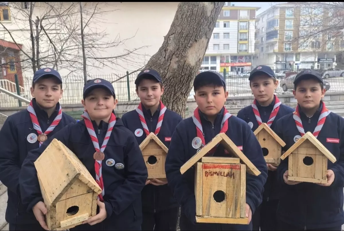 Akyurt’ta İzci Gençler Soğuk Günlerde Kuşlar İçin Yuvalar ve Yemlikler Kurdu