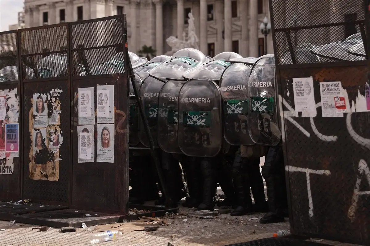 Arjantin'de Çalışma Reformu Yasası Üzerinde Büyük Protesto ve Polis Müdahalesi