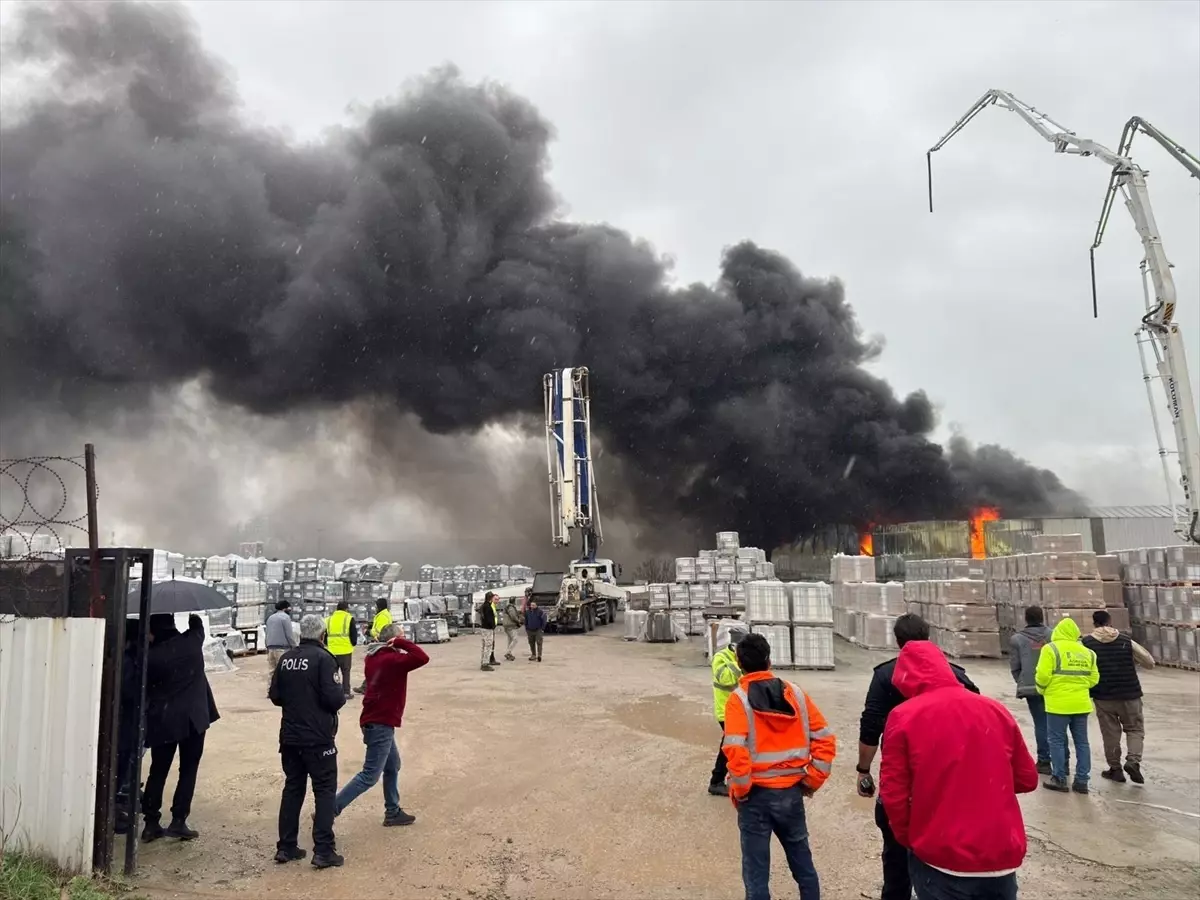 Balıkesir'de Depolarda Çıkan Yangın Hızlı Müdahale ile Söndürüldü