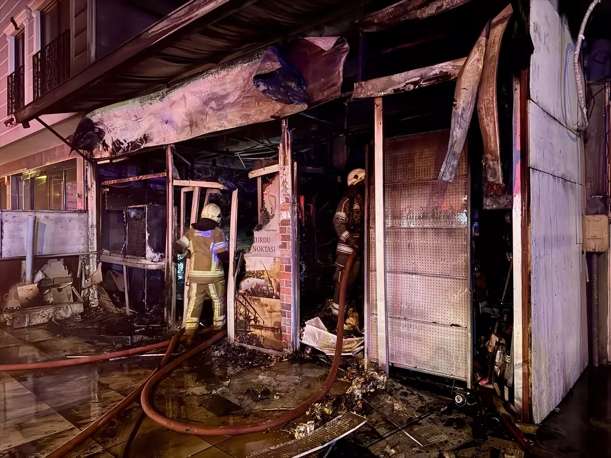 Osmangazi'de İş Yeri Yangını: İki Çalışan Dumanla Mücadele Etti