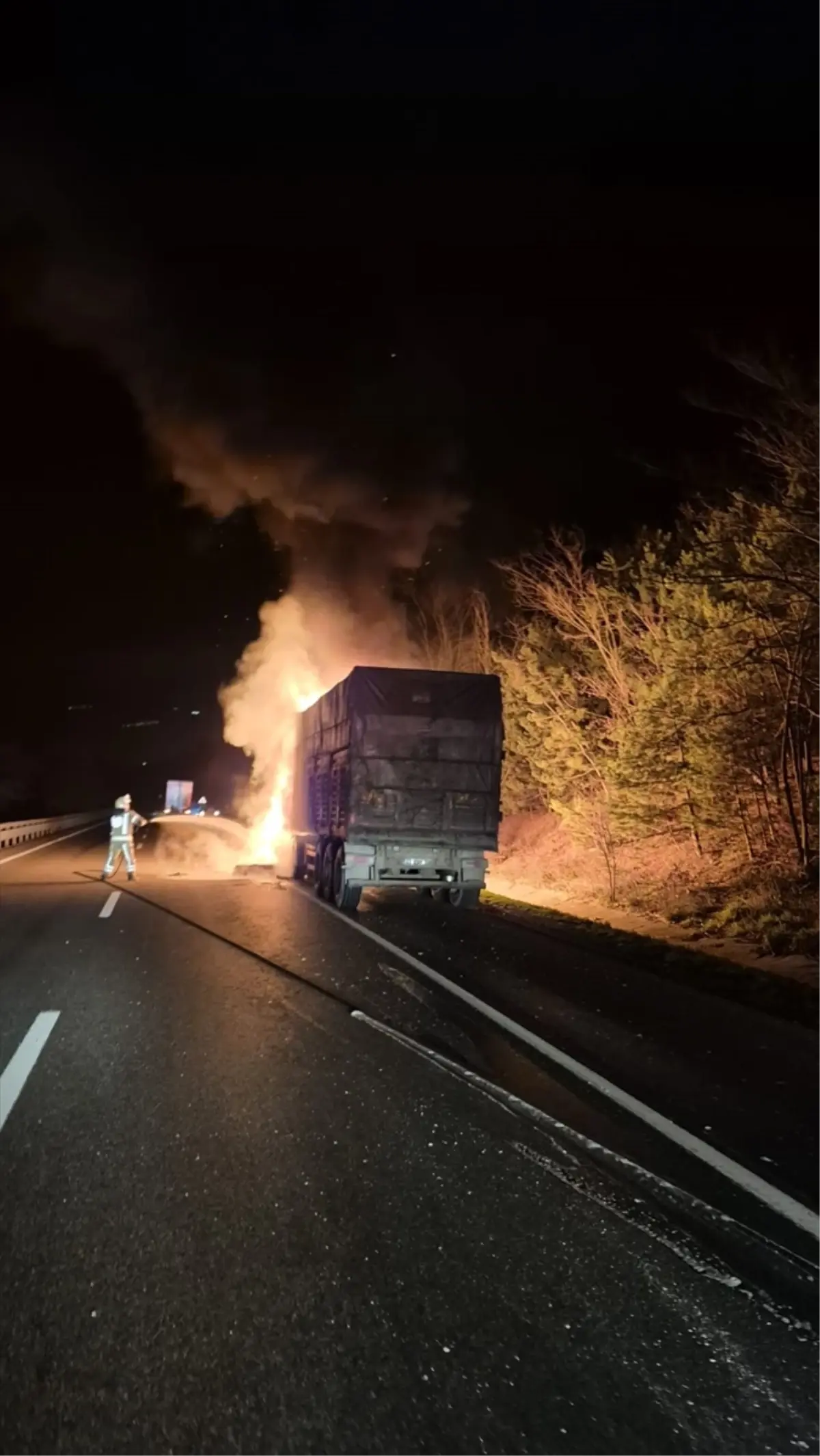 Bursa’da Seyir Halindeki Tırda Ani Yangın: İtfaiye Hızla Müdahale Etti