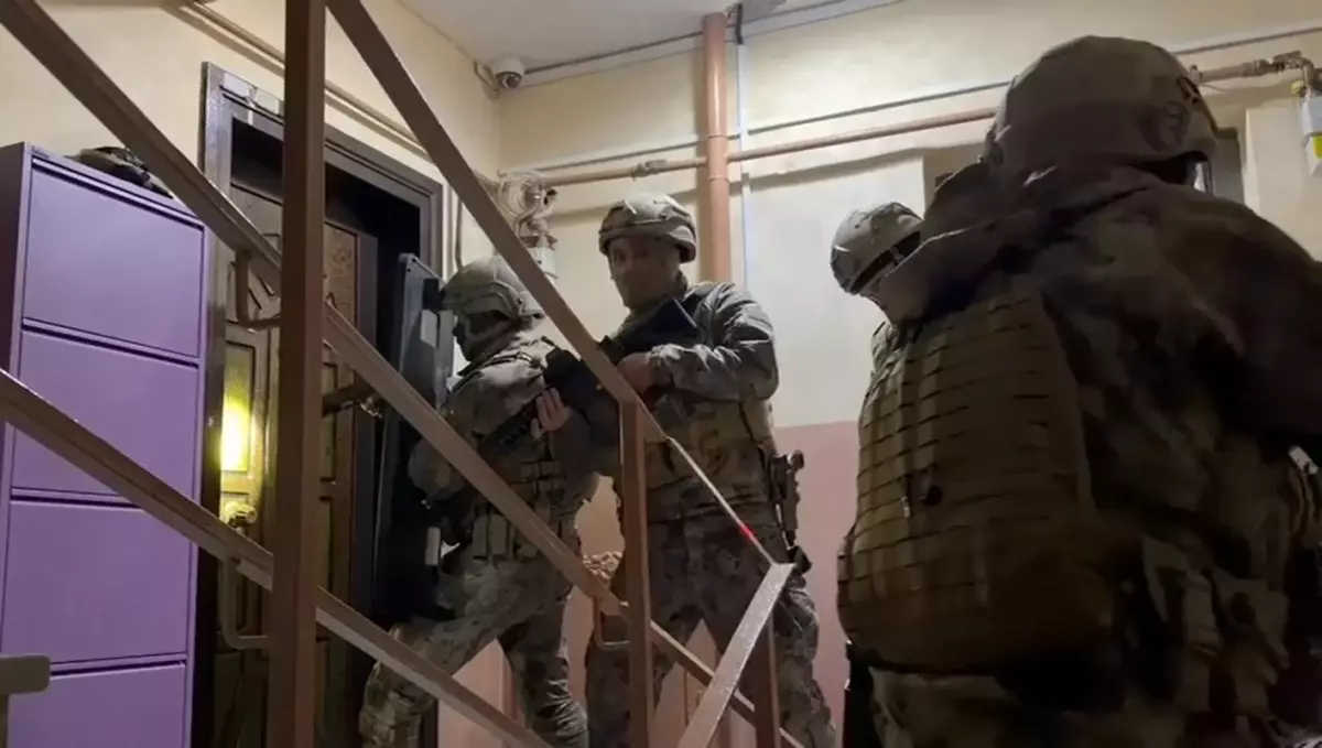 Büyükçekmece'de Molotoflu Kundaklama Şoku: 3 Şüpheli Hızla Tutuklandı