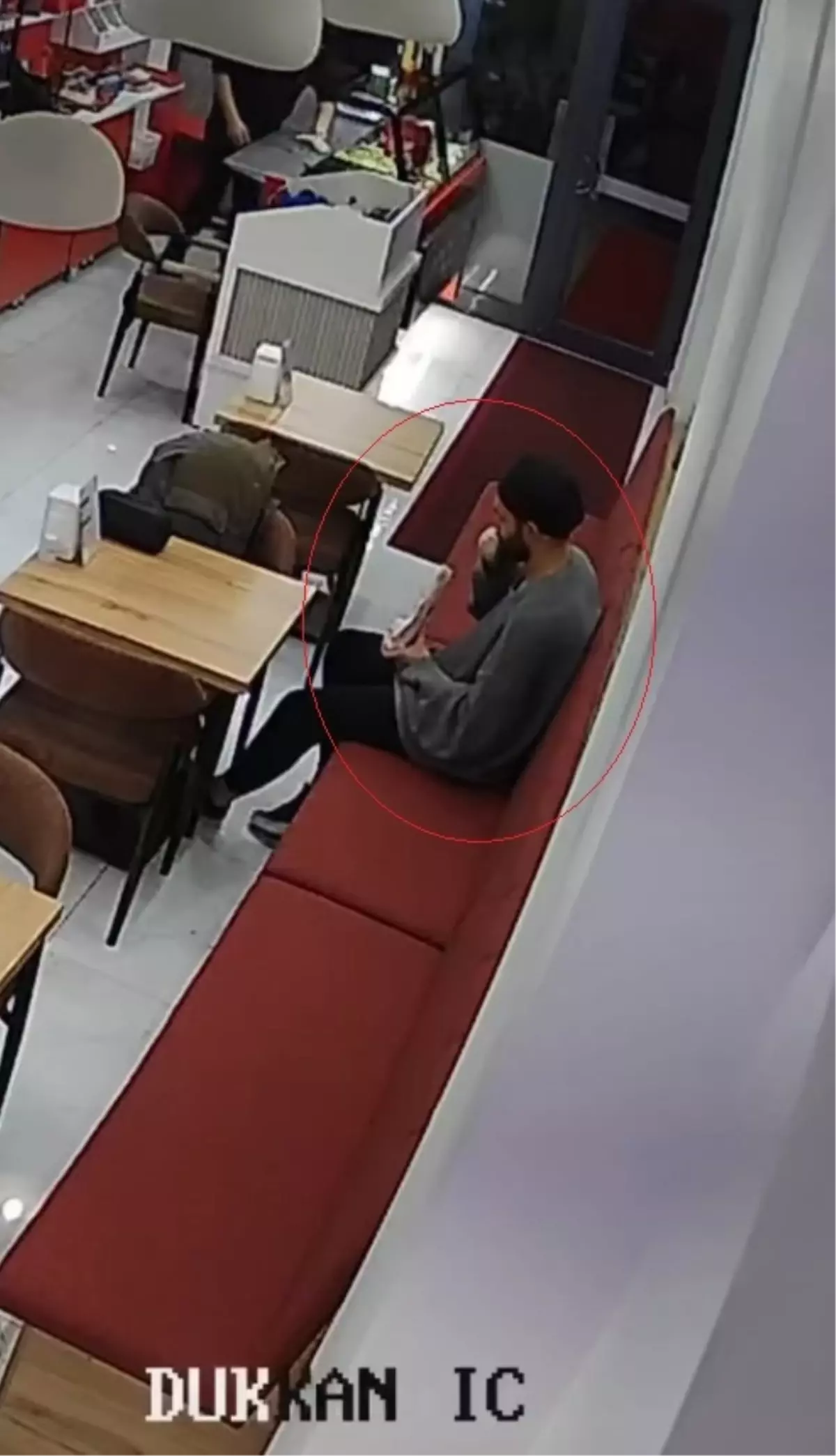 Elazığ’da Çiğ Köfte Dükkanını Sarsan Tuhaf Olay: Müşteri Dürüme Sakal Kılı Koydu