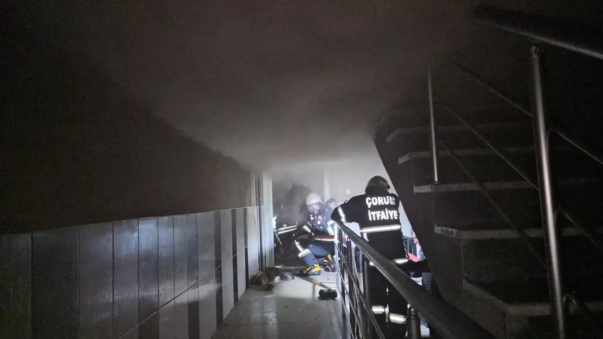 Çorum’da Apartman Yangını: Duman Nefesiyle Hastaneye Kaldırılan 4 Kişi