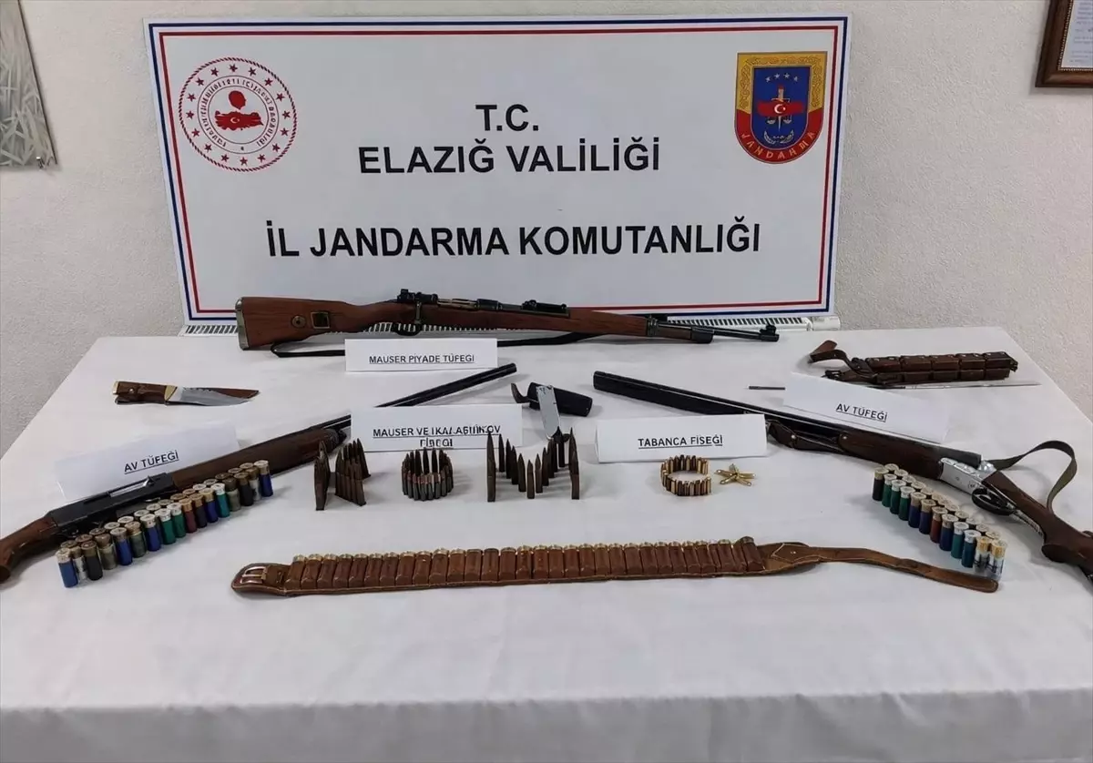 Elazığ Sivrice'de Polis, Ruhsatsız Silah ve Mühimmat Ele Geçirdi