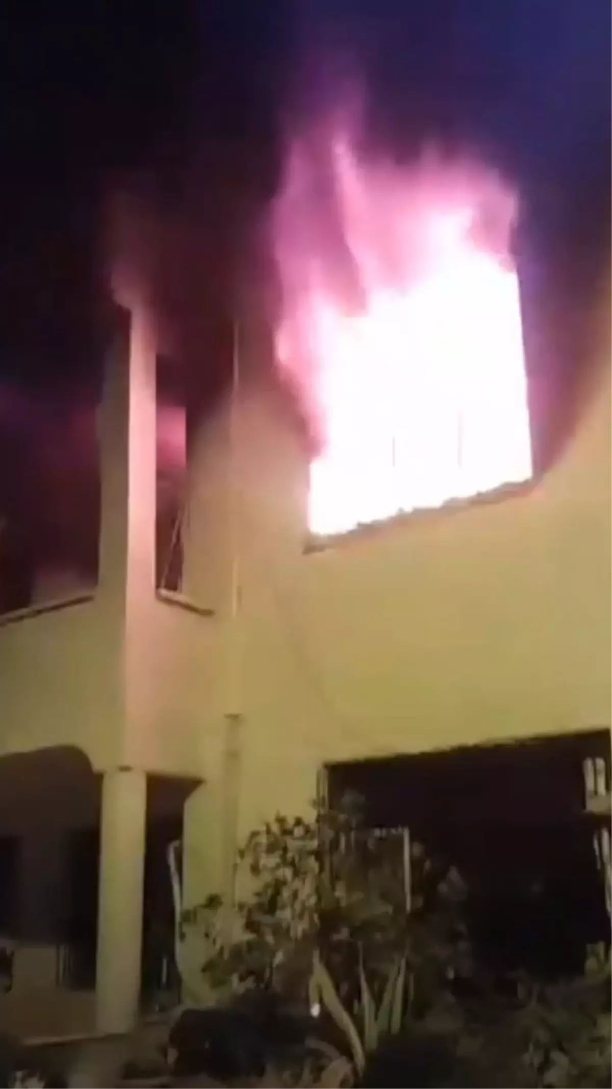 Hatay'ın Samandağ İlçesinde Daire Yangını Kontrol Altına Alındı