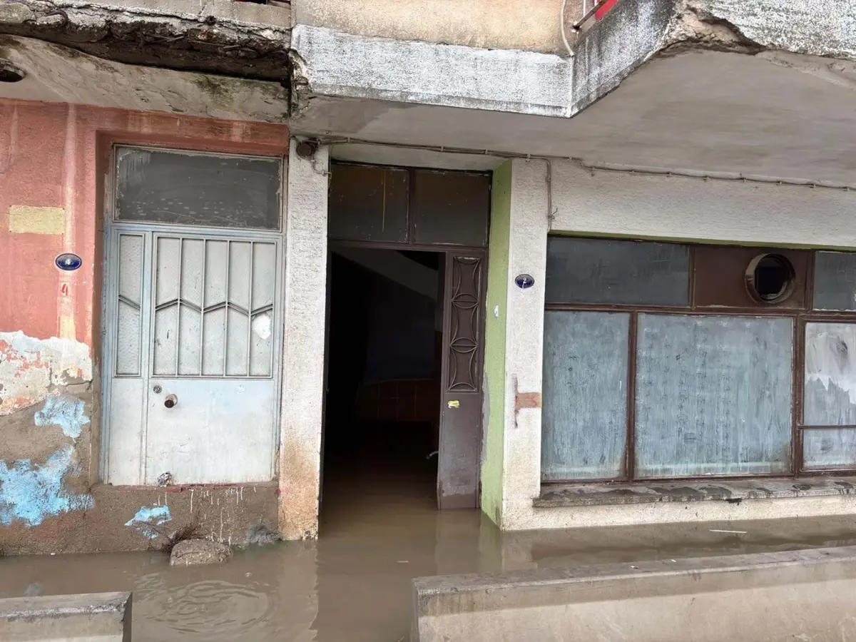 İzmir Karşıyaka’da Şiddetli Sağanak Sular Evleri Sular Altına Çekti