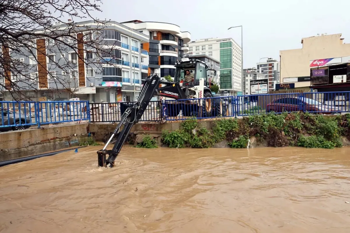 İzmir'de Şiddetli Sağanak Uyarısı: 1.300'den Fazla Personel Görevde