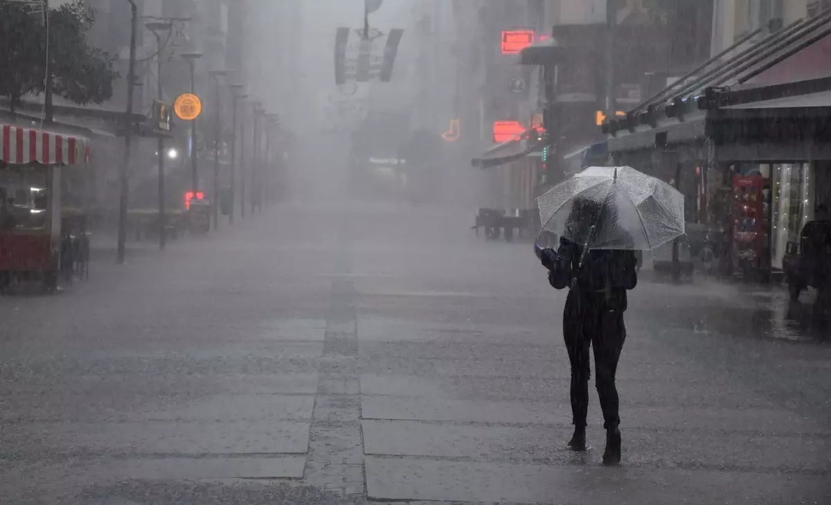 İzmir’de Bu Akşam Şiddetli Yağış ve Gök Gürültülü Sağanak Uyarısı