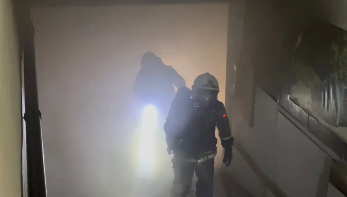 Maltepe'de Oto Tamirhanesinde Yangın: 3 Kişi Dumana Maruz Kaldı