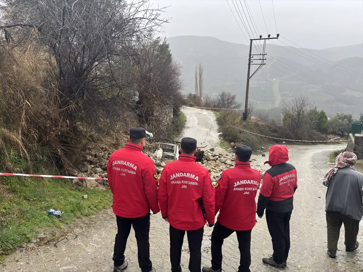Manisa’da Çökme Olayı: Bahçe Duvarı Kamyonetin Üzerine Yığıldı, Sürücü Hayatını Kaybetti