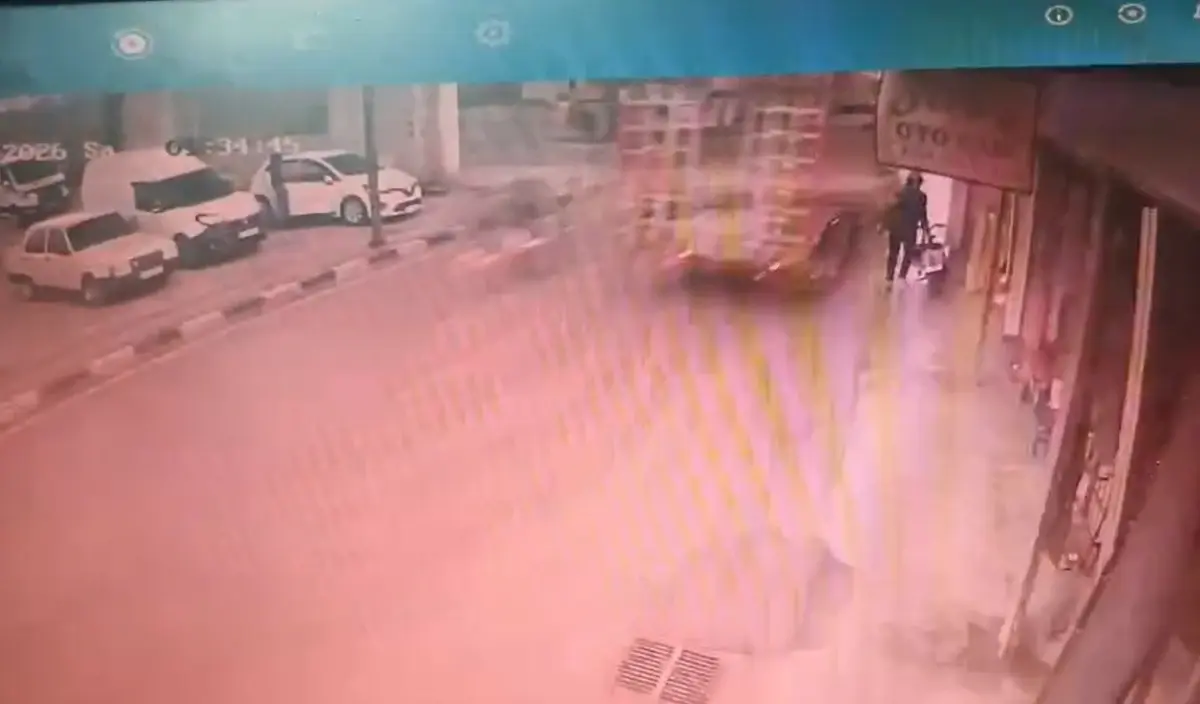 Manisa Salihli'de 14 Yaşındaki Lise Öğrencisi Kamyon Çarpması Sonrası Yaralandı